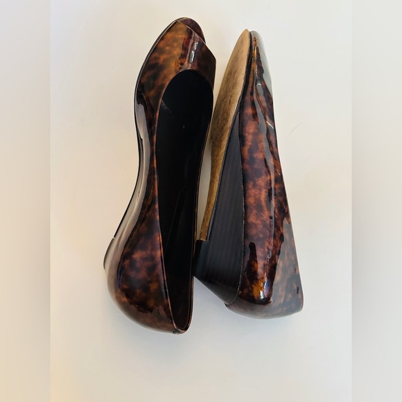 Cole Haan Pumps Leopard Wedge Print Patent Leather Peep Hole Toe Shoes 8 1/2 B - Picture 6 of 8